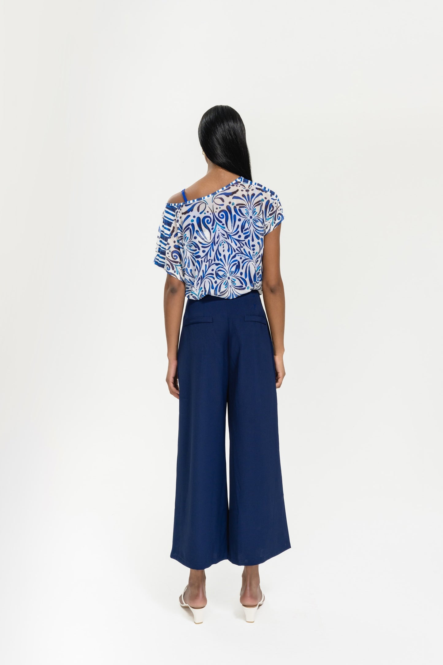 BLUSA FLUIDA AZUL CON CAMISETA INTERIOR – LIGEREZA Y ESTILO EN UNA SOLA PRENDA