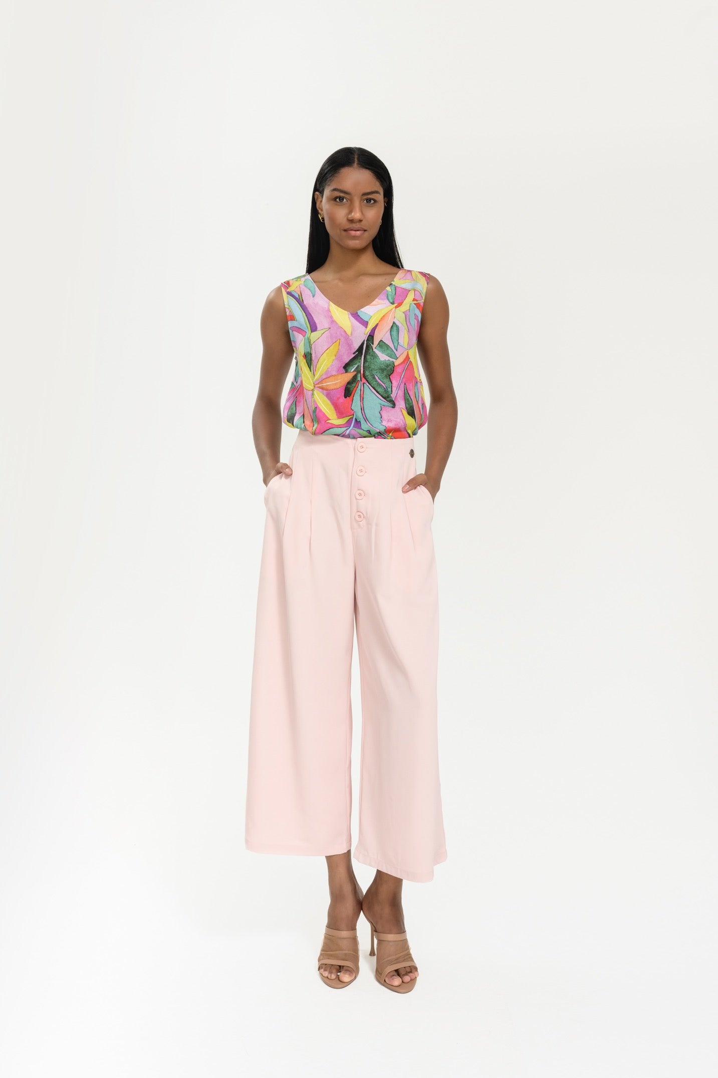BLUSA DE TIRANTES ESTAMPADA CON HOJAS – ESCOTE EN V Y TEJIDO DE VISCOSA FRESCA