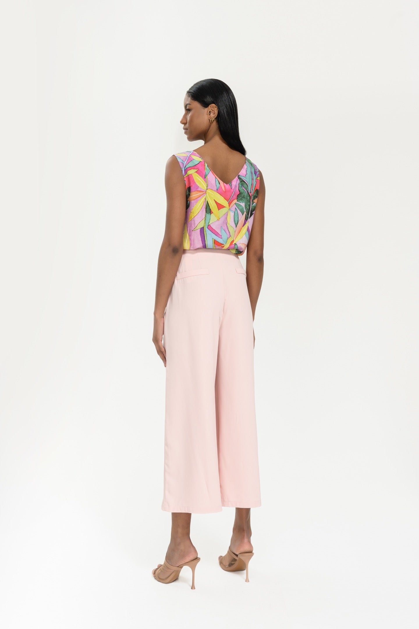 BLUSA DE TIRANTES ESTAMPADA CON HOJAS – ESCOTE EN V Y TEJIDO DE VISCOSA FRESCA